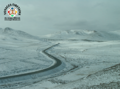 Vue depuis le train allant à Lhasa sur la neige tombée durant la nuit