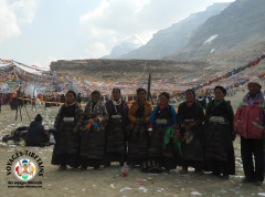 Les familles sont heureuses de se retrouver durant le festival de Tarboche à l'occasion de Saka Dawa