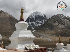 Le mont Kailash se dresse face au monastère de Dirapuk