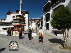 Pélerins finissant leur kora matinale au monastère de Tashilungpo à Shigatse