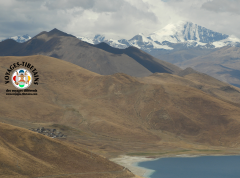 Le lac Yamdrok Tso... immense... au loin un village... isolé... apaisé...