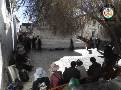 Prières matinales au monastère de Tashilungpo à Shigatse