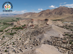 Vue depuis le fort sur le monastère de Gyantse et la ville