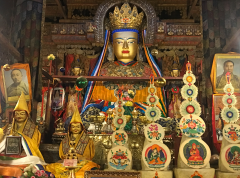 Statue de Maitraya au monastère de Pelkor Chode à Gyantse